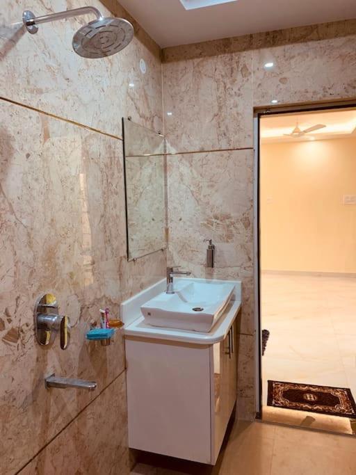 Sai Inn, 2 Bhk Luxury Flat At Mahmoorganj, Apartment *